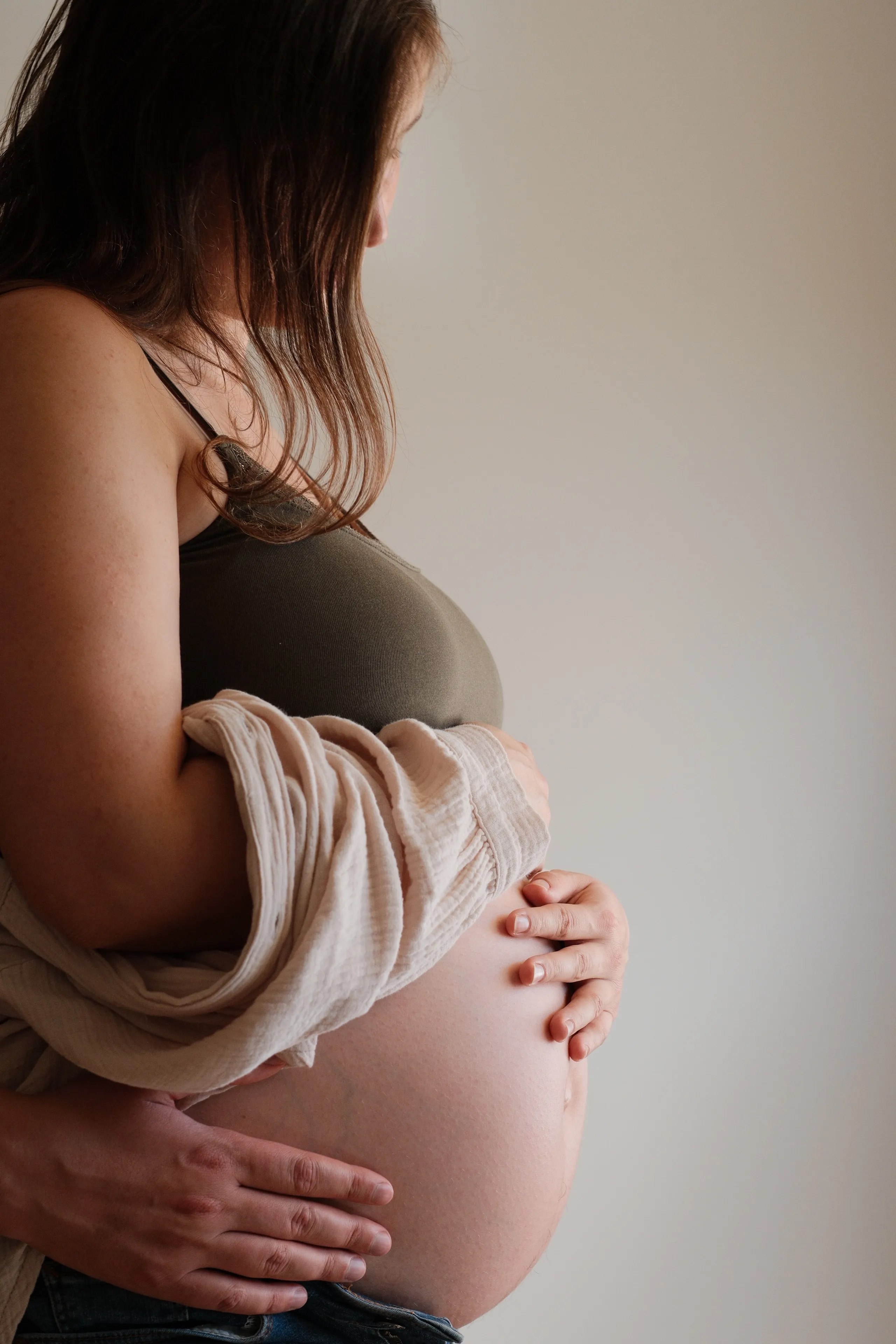 Maternity Shoot at Home and in the Park - detail from the blog article